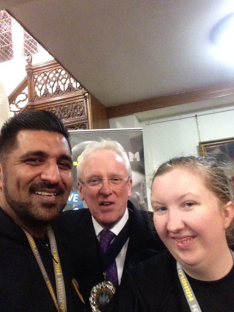 RazMahdlo's tweet photo. Wow the mayor of the City of London is here @OnSideYZ event at the #guildhall speaking to @mahdloyz #youngpeople #OnSideFamily https://t.co/5uouZGZaMn