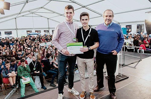 ERenovables's tweet photo. De la cabeza de dos chavales de 2º Bachillerato a aprovechar electricidad que produce paso del tren https://t.co/KwgCFo70hN vía @ERenovables https://t.co/YVBgPdEEiI
