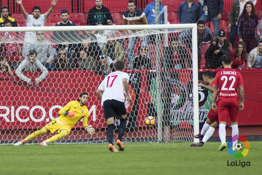 LaLiga's tweet photo. ¡Marcarle a la @CanteraSFC está 'Caro'! 👐⚽️⛔️

El portero sevillista es el mejor jugador de la J14 en #LaLiga123 ➡️ https://t.co/nolV5qKf0Q https://t.co/KzD77VgriL