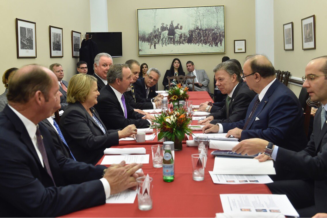 JuanManSantos's tweet photo. Socializamos #NuevoAcuerdo con congresistas de EEUU y explicamos que incluye al Sí y al No. Gran receptividad de senadores y representantes https://t.co/9BmPRz0mzQ
