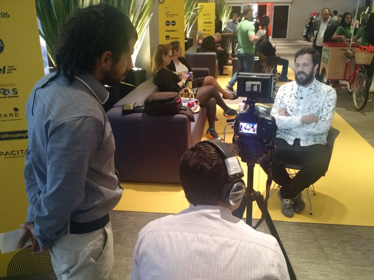 mktdevalor's tweet photo. "É muito diferente pensar conteúdo do que pensar campanha." Gabriel Klein, Head Criativo da @VICEBRASIL. #CongressoADVB #mktdevalor https://t.co/o8JVK3WXFE
