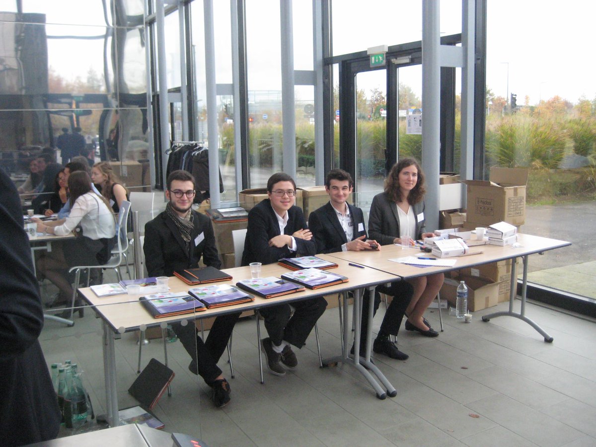 SupOpAlumni's tweet photo. Aujourd'hui s'est tenu le @Forum_Optique à l'@InstitutOptique ! Les @AnciensSupOp étaient présents ! https://t.co/jYZUjlcEx1