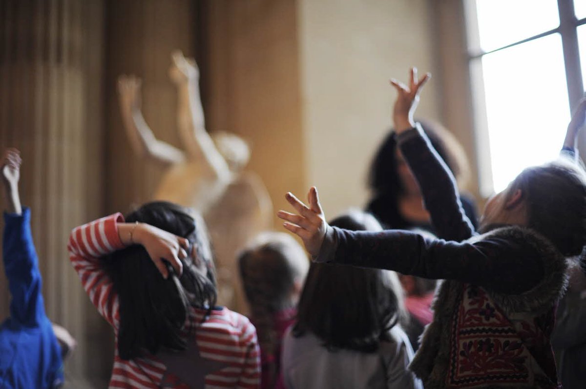 MuseeLouvre's tweet photo. L'atelier #enfants 6-8 ans "Prends la pose" expérimente les postures des personnages du musée #MannequinChallenge ★ https://t.co/WYEGUcl3Ih https://t.co/NweH6QgGLm