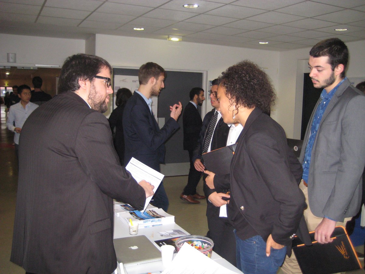SupOpAlumni's tweet photo. Grosse journée d'échanges entre @AnciensSupOp et étudiants de @InstitutOptique. Discours de fin par présidente du @Forum_Optique et cocktail https://t.co/mIjMVdV2l1