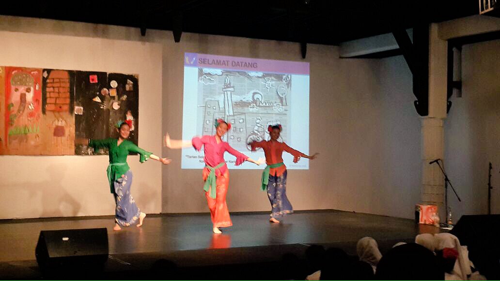 KompasGramedia's tweet photo. Pembukaan acara DANCESPACE#5 Mari Menari bersama Namarina Dance & #CSRKG yg berlangsung dgn meriah di @BentaraBudaya malam ini https://t.co/kbpTaE2xY8