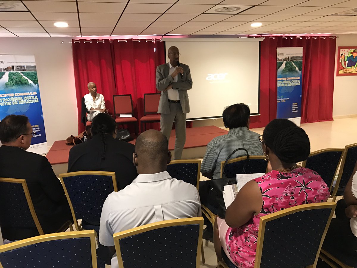 am_guyane's tweet photo. Mireille PIERRE-LOUIS et le Sénateur @GeorgesPatient présentent la loi de Finances 2017 Congrès #maires #guyane https://t.co/LkX4DdhVFp