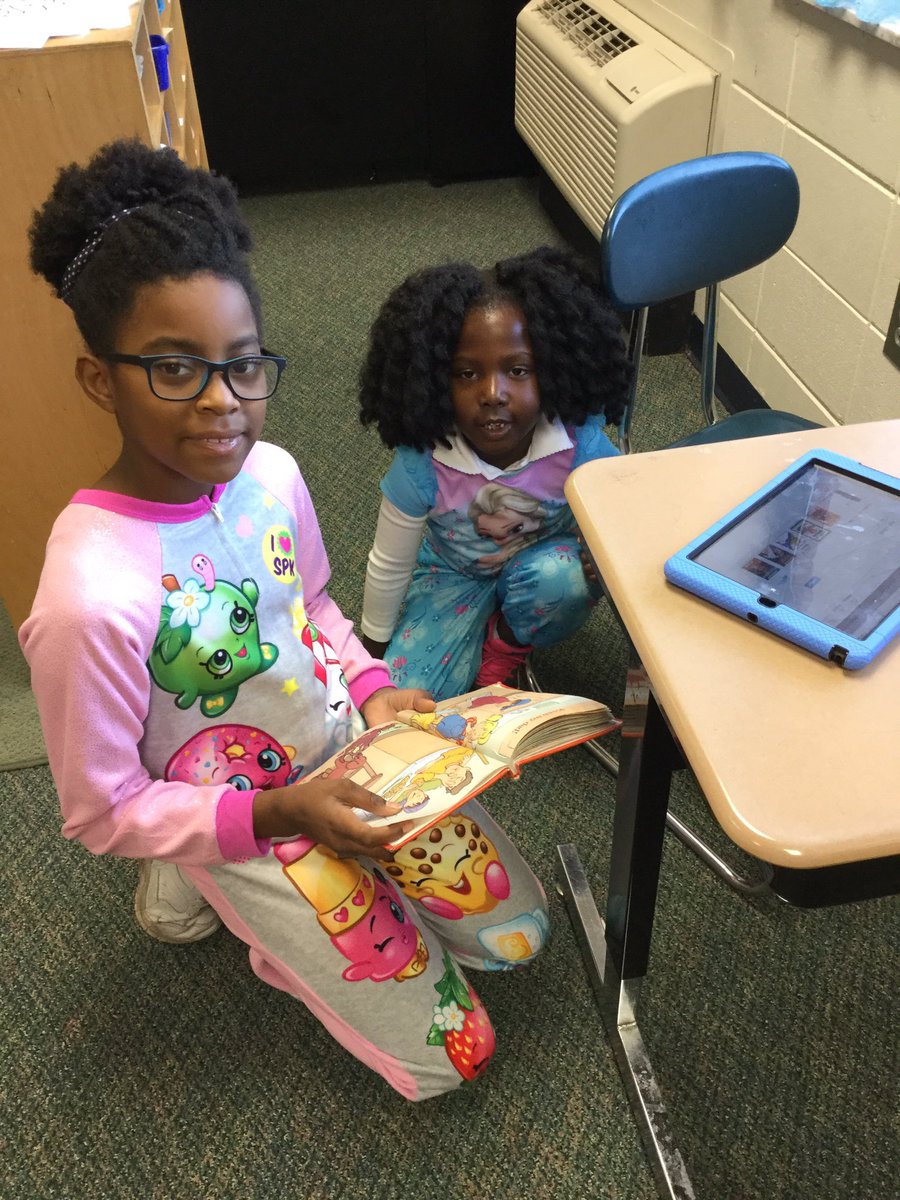 Mrsmoreyfle's tweet photo. Reading books with fifth grade. We love Book Week!@sukaratana_lcss @fle_media https://t.co/JNSWKdOZxE