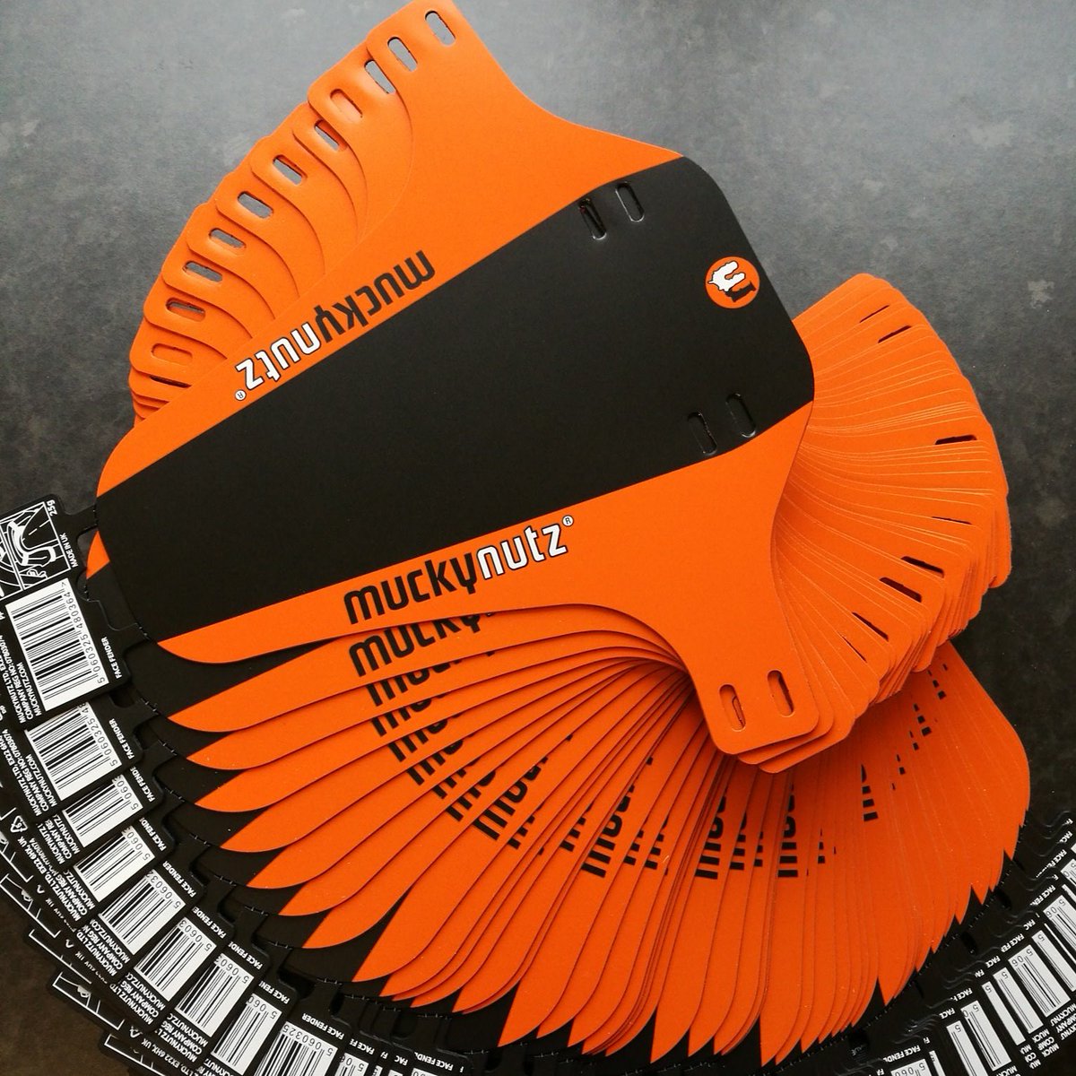 MuckyNutz's tweet photo. Bit of colour for a rainy winters day!
#MuckyNutz #FaceFender #Orange #Mudguards #FrontFender #MTB #MountainBiking #Cycling #MountainBike https://t.co/1ufSUxILqy