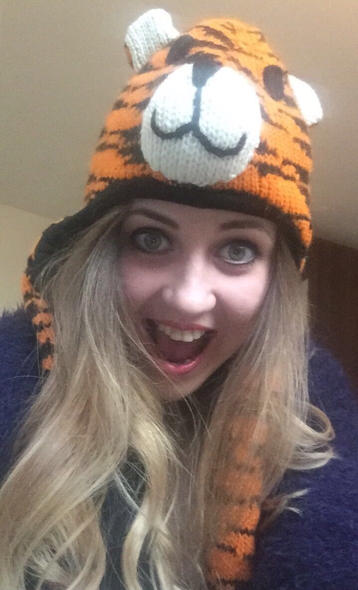 RosieKyrkeSmith's tweet photo. I have my finger on the pulse of fashion. π― #tigerhat #basicallyamodel https://t.co/3SBb4SaML5