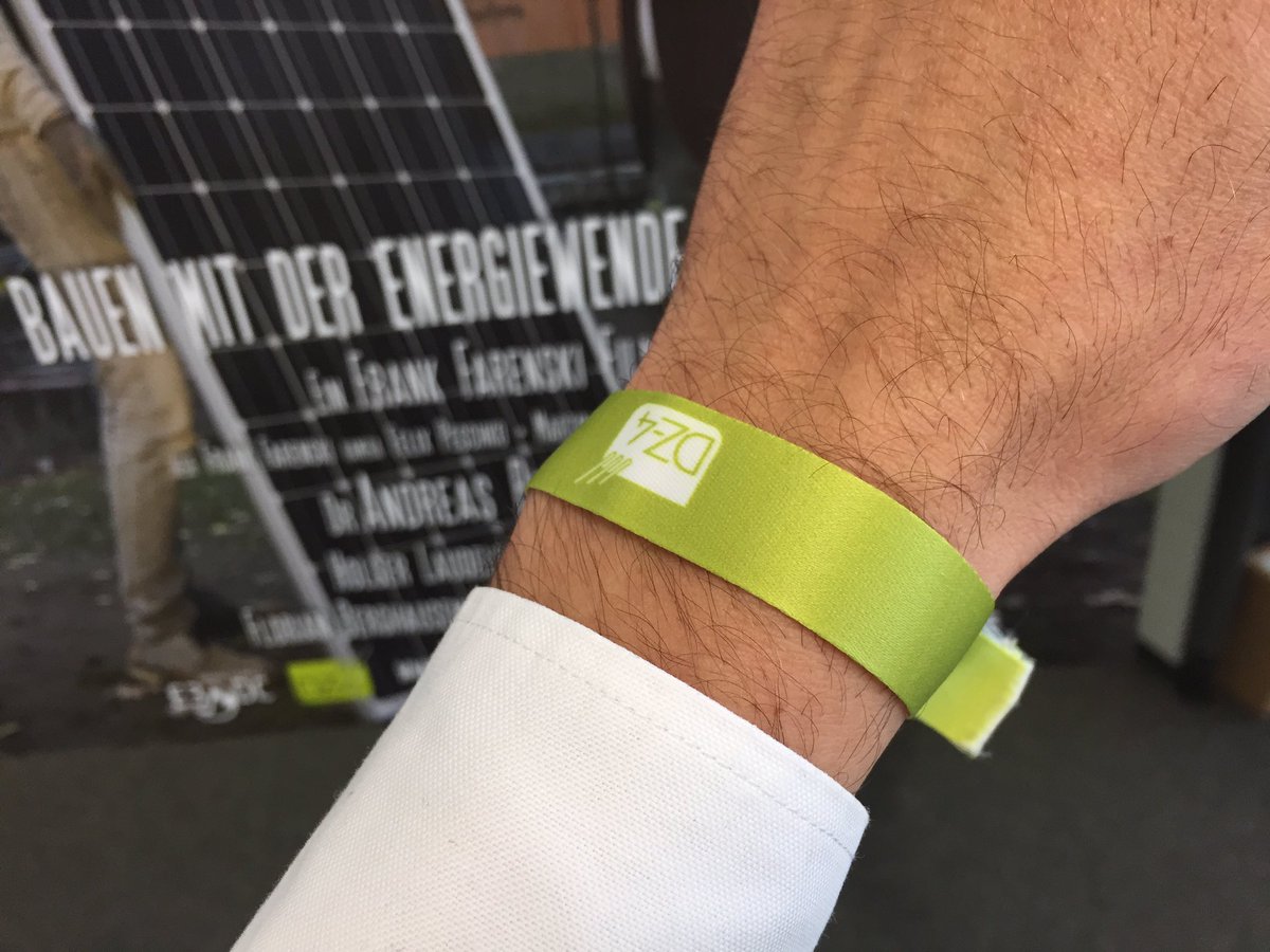 Spannung steigt! VIP Bändchen sitzt. Um 18.30 Uhr geht's los. Noch gibt's Restkarten für den Kinofilm mit <a href="/dz4_news/">DZ4</a>: dz-4.de/anmeldung-film…