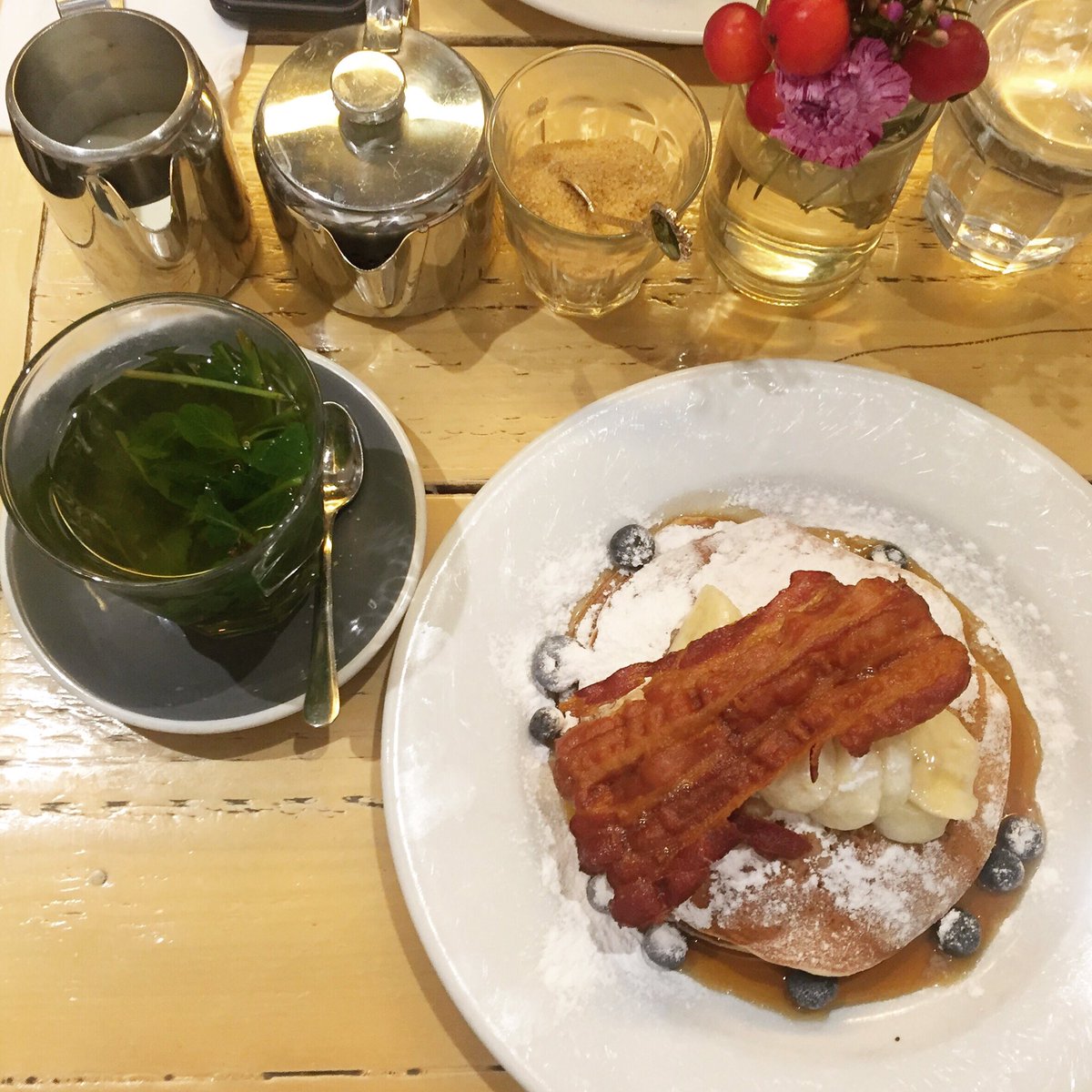 nsfootprints's tweet photo. Pancake Bliss ππΌ @bakers_roasters
#tbt #amsterdam #yummy #brunch #45minwait #soworthit #pancakes #blueberries #banana #maplesyrup https://t.co/iiC68NVaYV