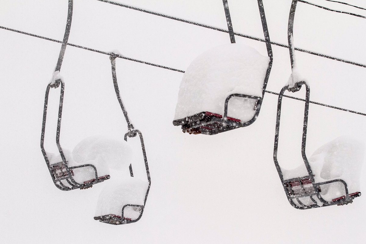 NisekoPhoto's tweet photo. You know you're going to have a great day when the lifts look like this 😋
#japow #nisekophotographyandguiding #hokkaido #canon #japan https://t.co/27pAoKW7Mx