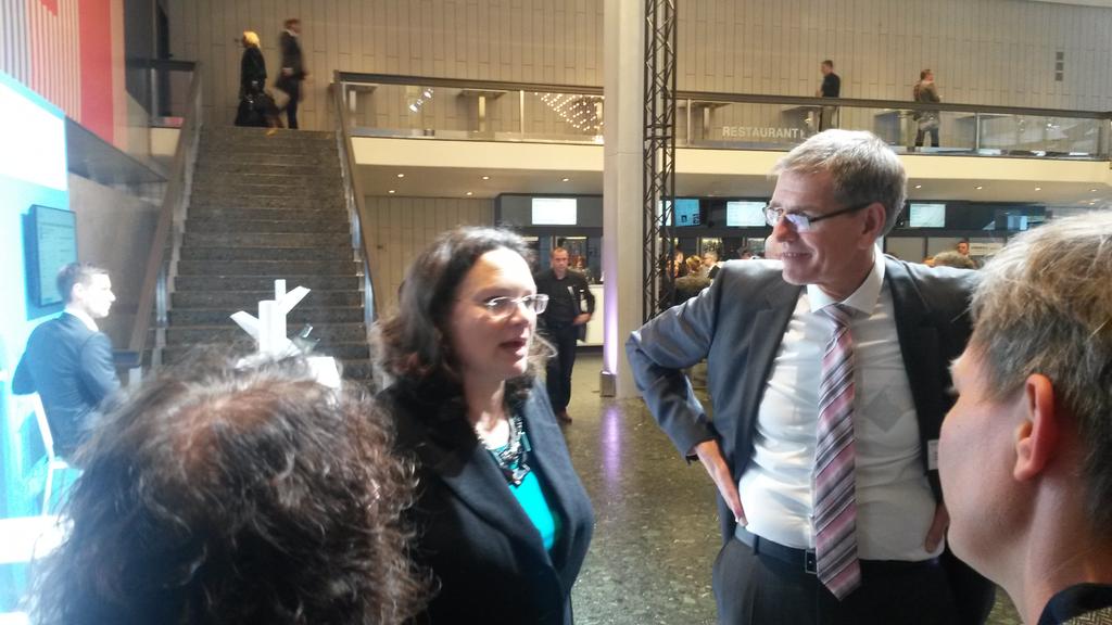 BerndPaschek's tweet photo. #itg #vhs Ministerin Nahles informiert sich am Stand des DVV über die digitalen Lernangebote der Volkshochschulen https://t.co/8Y8Rm2HCBh