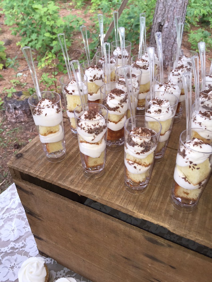 ArielsCakes's tweet image. #cupcakeshooters#weddingdesserttable