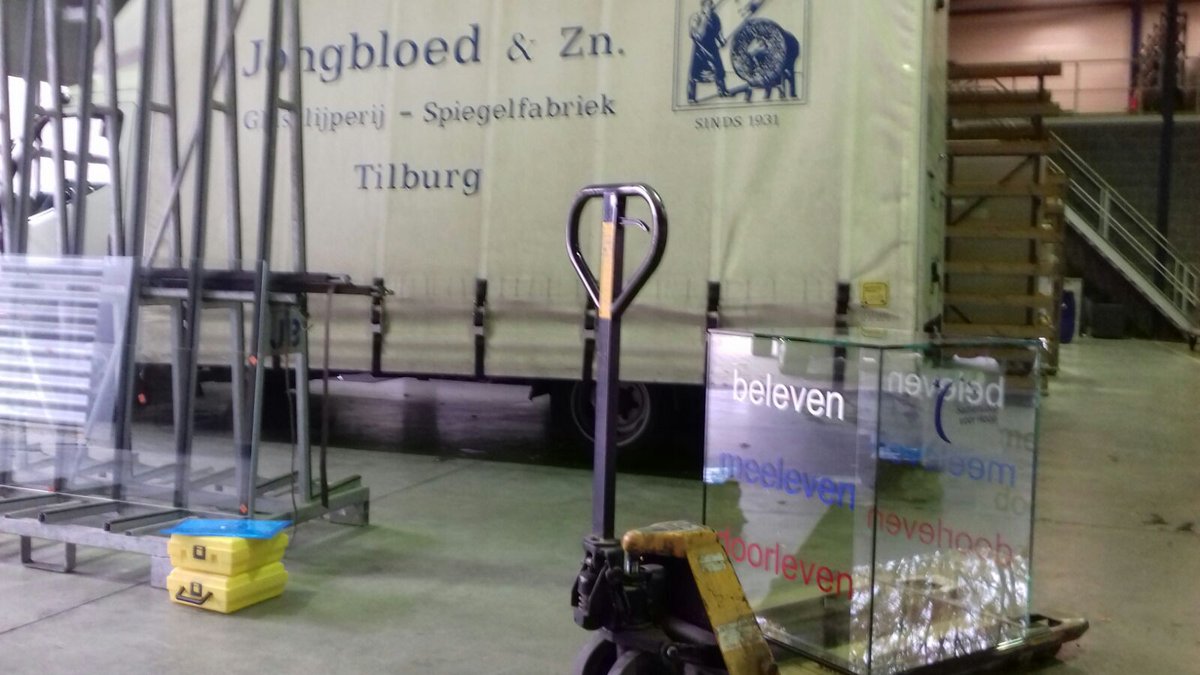SamenloopBaarle's tweet photo. Hoe gaaf is dit? Glazen donatiebox.  Dank je wel Jongbloed &amp; Zn. #glazenhuis #baarle #samenloop https://t.co/kZPfmXqalJ
