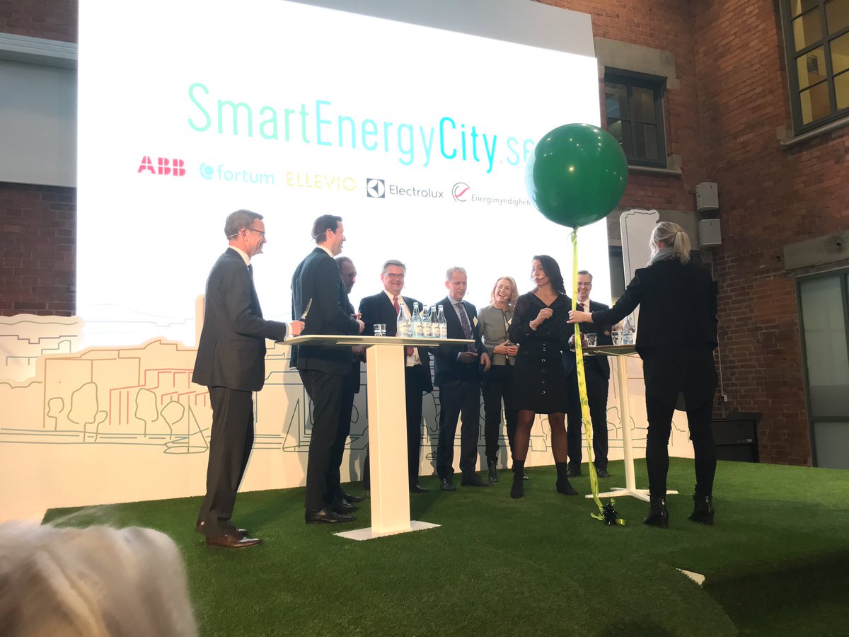 "Sju saxar i ett invigningsband." Samtidigt. Saxsamarbetet gick bra och nu är #smartcitysthlm invigt!