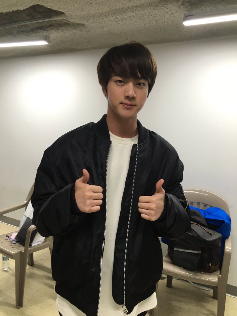 monfini_bub15's tweet photo. @momo__bts_ 
なんか、投げキッスとオヤジギャグの頻度がすごい高くなった気がする😂笑笑
いえぇぇぇぇぇぇぇぇぇい🙌🏻🙌🏻👍🏻
てかねえ！！じんにむ黒髪！！
助けて！！！！💕 https://t.co/2ADQz1ZR26