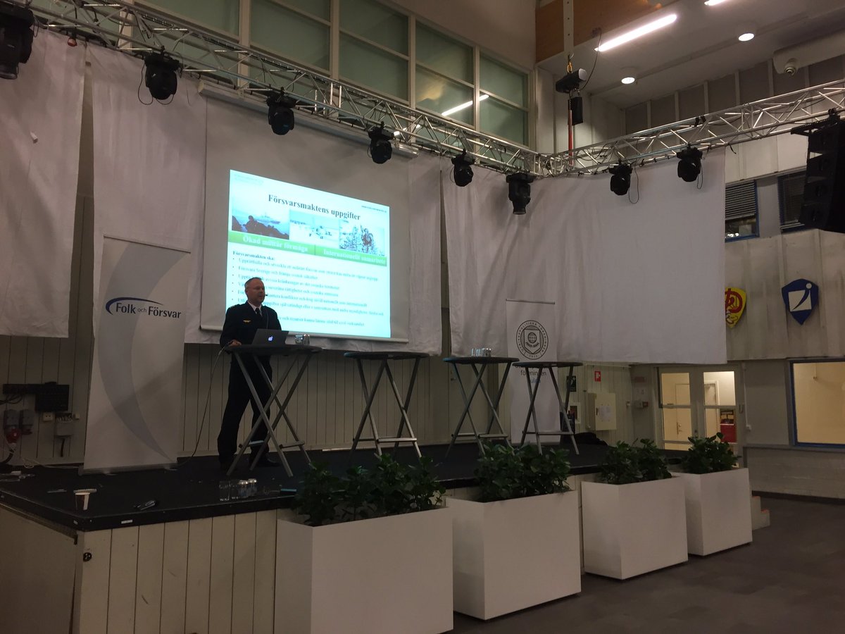 uflulea's tweet photo. Just nu Carl Fredrik Edström om flygvapnets roll i försvaret av Sverige. #säkpol #LDF16 #ufsverige https://t.co/VvtNzRmlc3
