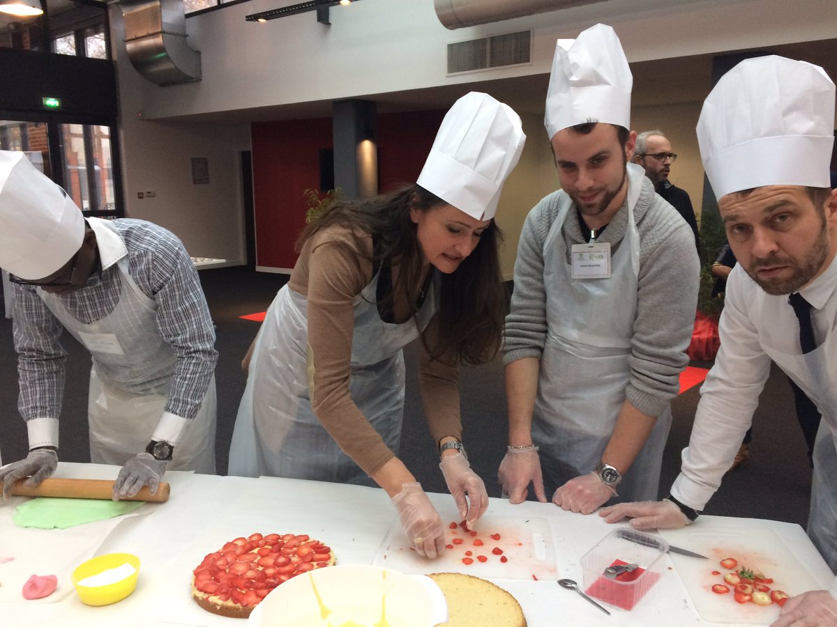 crepinormandie's tweet photo. #10ansCREPINormandie après un repas partagé #entreprises et  demandeurs d'#emploi réalisent le gâteau d'anniversaire du @crepinormandie https://t.co/cc4thjJLbQ