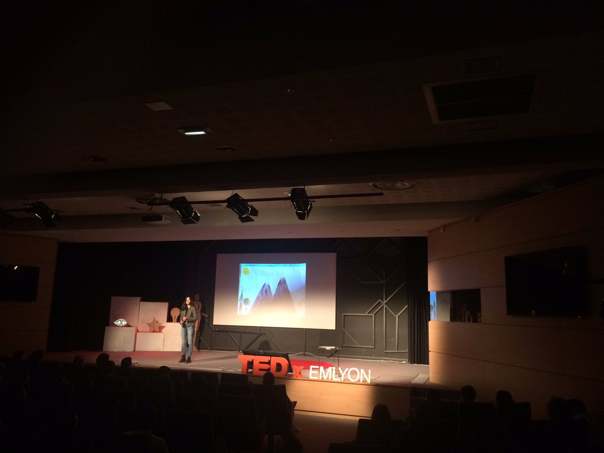 wearesmartup's tweet photo. Malak Sekkat, notre 4e speaker #TEDxEMLYON, nous parle de #fractales ces formes à la structure invariante même avec en changeant d'échelle. https://t.co/Wlsr9ThcBM