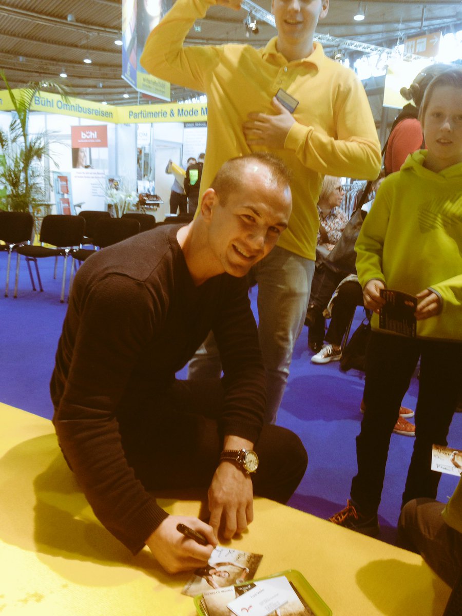 wirtschaftsoase's tweet photo. Ringer Weltmeister Frank Stäbler beim Messeauftritt der Stadt. @Messe_Stuttgart #messeherbst https://t.co/PCZ5UiyJ1C
