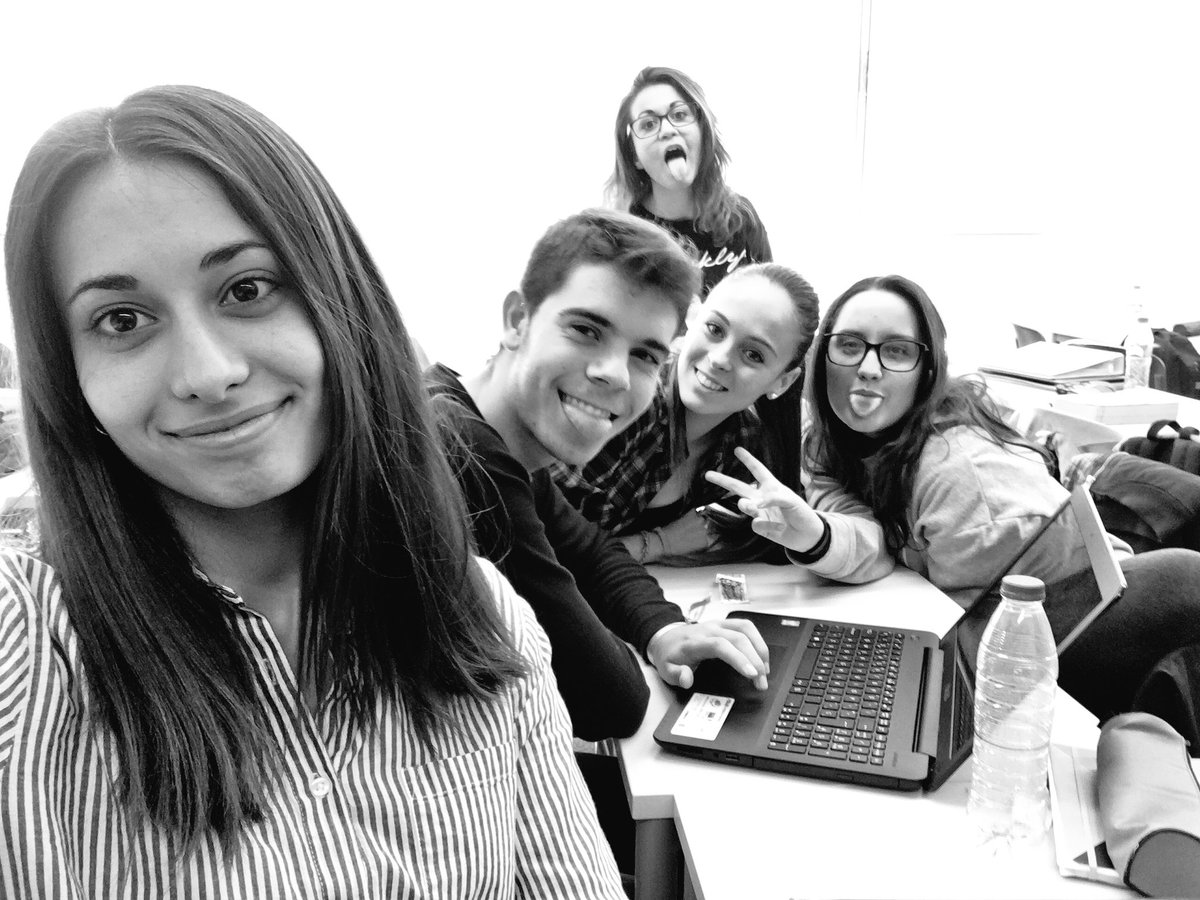 NereaGimeno's tweet photo. La mejor imagen de las clases de Sociologia, con gentoleta muy chachipiruli 😘😘 @soniavercher @FuckSilv #marc #aliii https://t.co/2Pt4ZWehRg