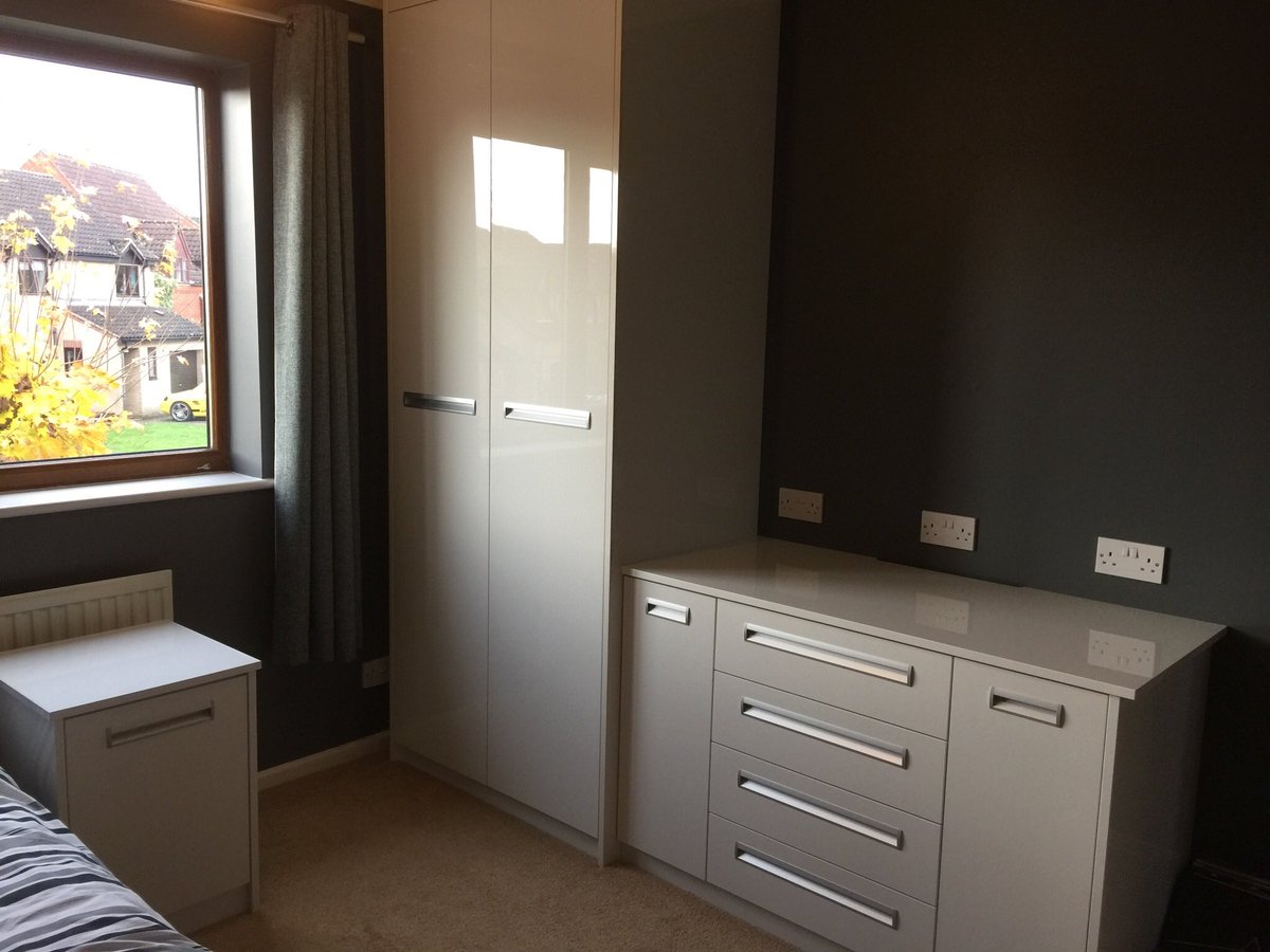 DavidBialan's tweet photo. Fitted bedroom with White High Gloss Acrylic doors with insert handles @bacomponents @blumuk @FarrowandBall #bedroom #bespokefurniture https://t.co/XvEJ5shayR