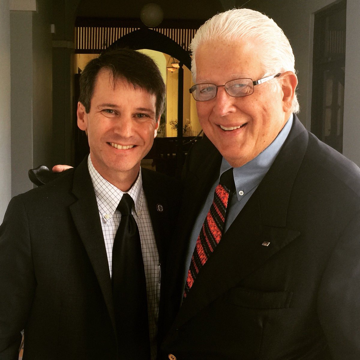 uscvp's tweet photo. Siempre agradecidos del apoyo de nuestros benefactores-El Presidente con el Sr. Guillermo Martínez-Gracias por el respaldo a @sagradoedu https://t.co/g2KBHyng5Y