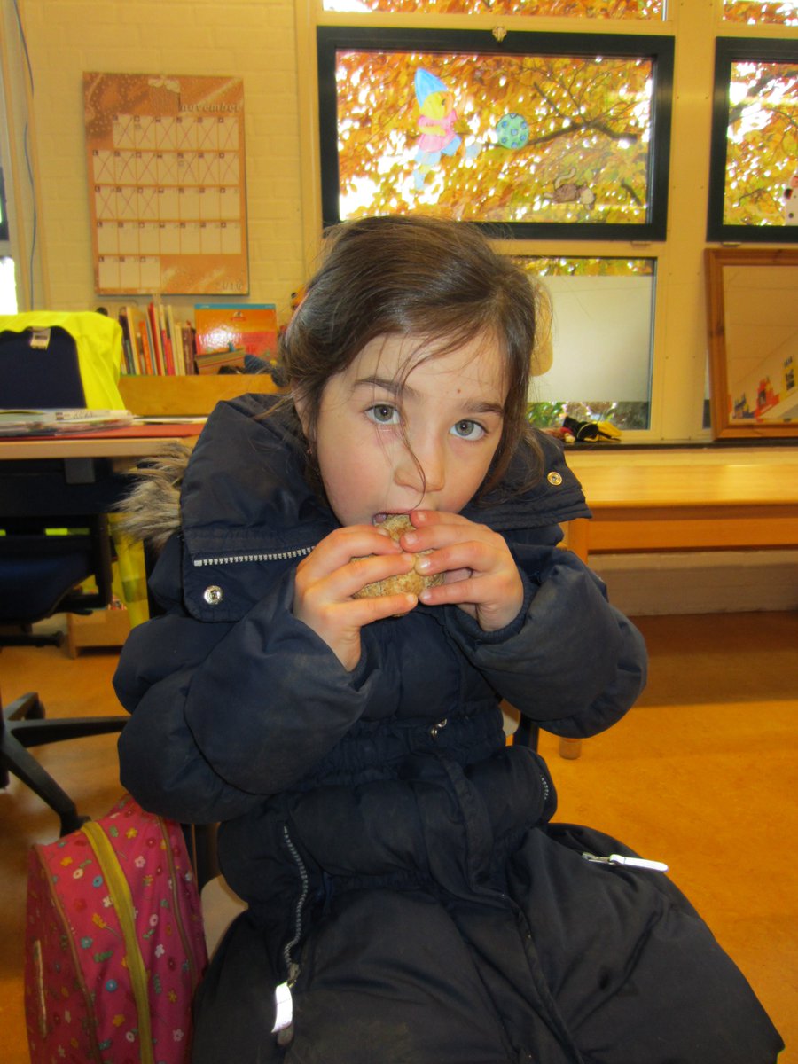 En toen konden we het zelf.. broodjes bakken met de jongste! <a href="/ksbodeVorm/">ksbodeVorm</a> #themabakker