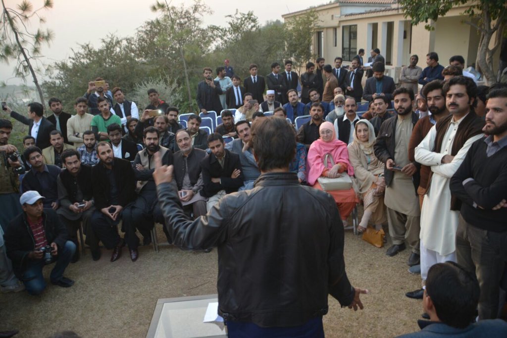 AliAwanPTI's tweet photo. Chairman Imran Khan called upon #IsbLockDown heros from Isb at his Residence & appriciated their sacrifice https://t.co/Q0Colsf0kA