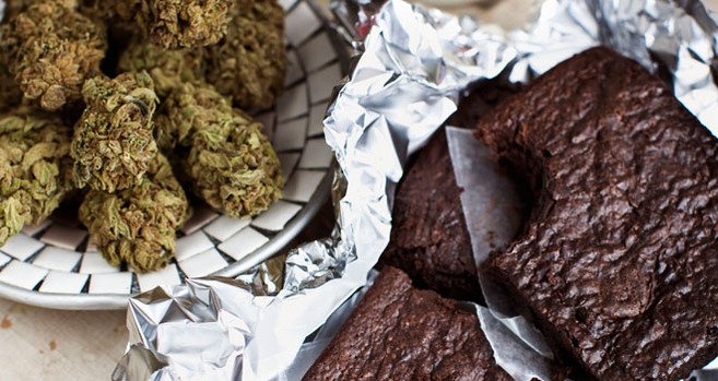 ElComidista's tweet photo. ¿Cannabis en la cocina? @mikeliturriaga habla con la autora de un recetario marihuanero y con tres consumidores. https://t.co/W85k6c8lgj https://t.co/gtnIlNBH0G