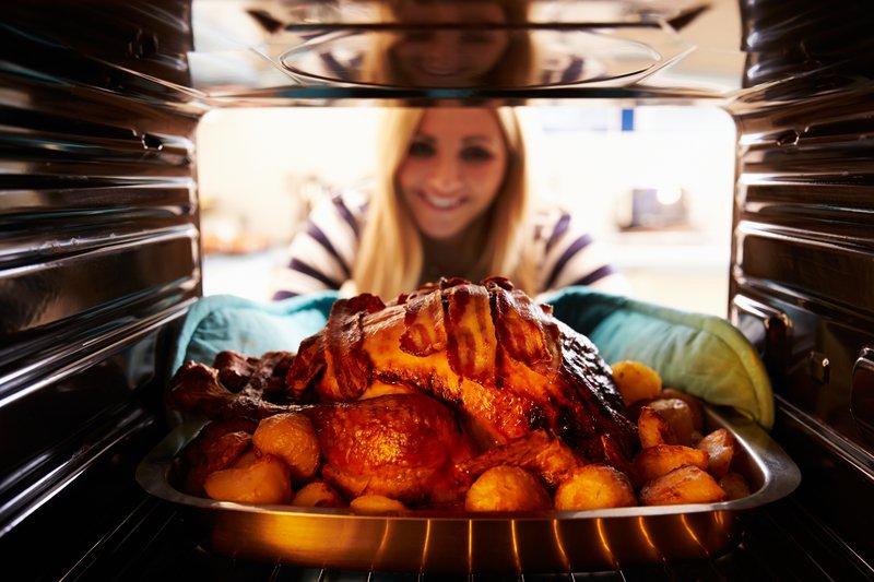 SpinalDoctors's tweet photo. Learn the proper way to lift your turkey &amp; other simple tips to avoid holiday back pain. #Thanksgiving #SpinalDoctor https://t.co/znjNkuhiay https://t.co/SQc5dhq61e