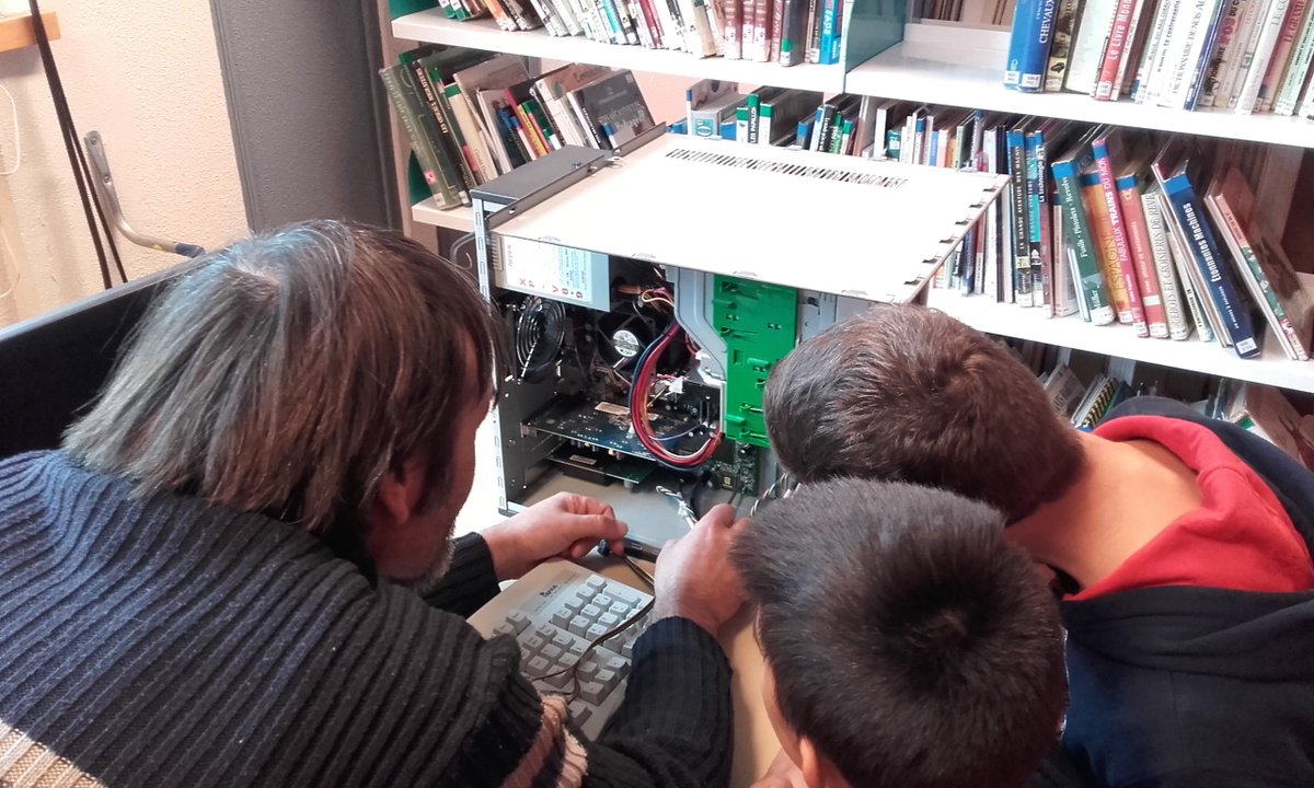 MachineriedAlex's tweet photo. Nathanaël, Guillaume et Aurelien en plein travail #Boulot #ClubGeek https://t.co/uw1Usy1f2W