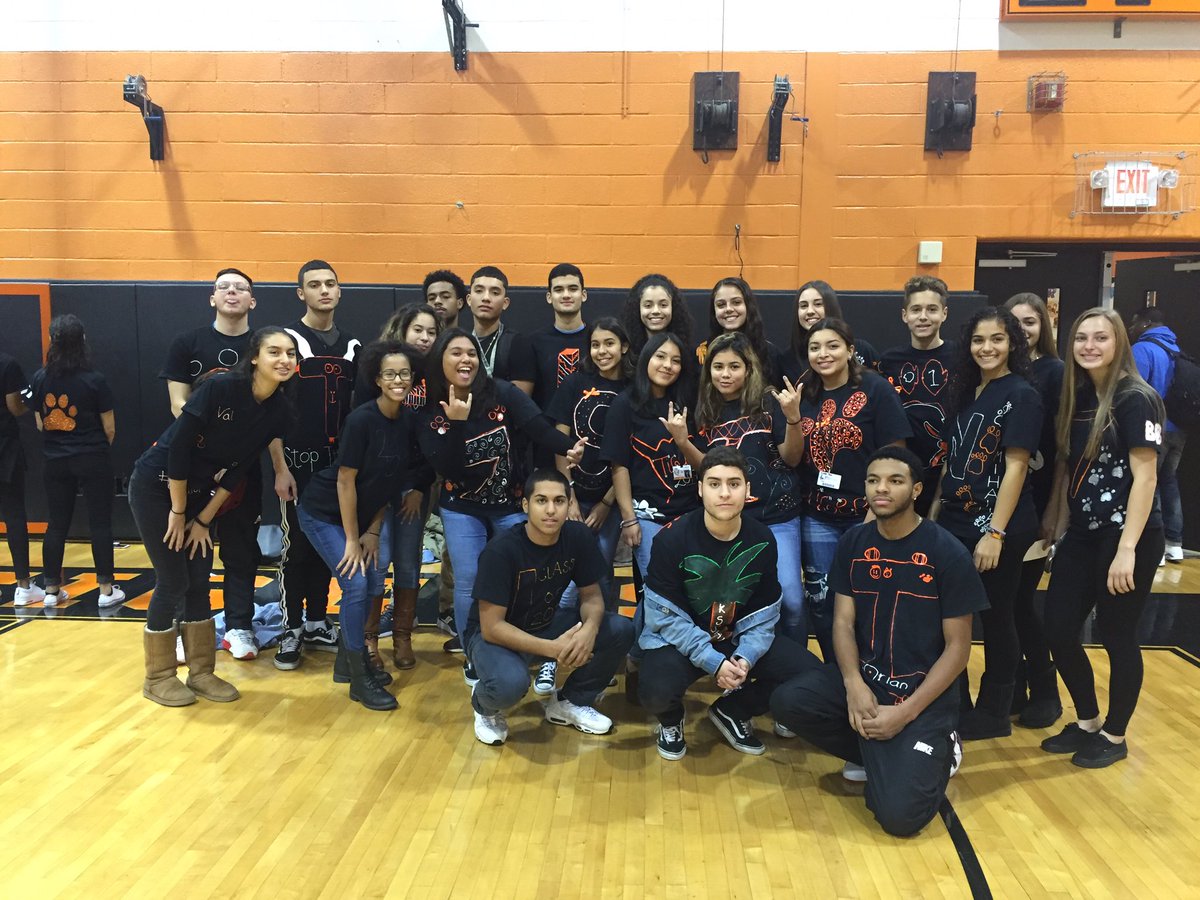adavidtab's tweet photo. #classof17 #Promhouse its lit 💥 https://t.co/AhnKWa1N6z
