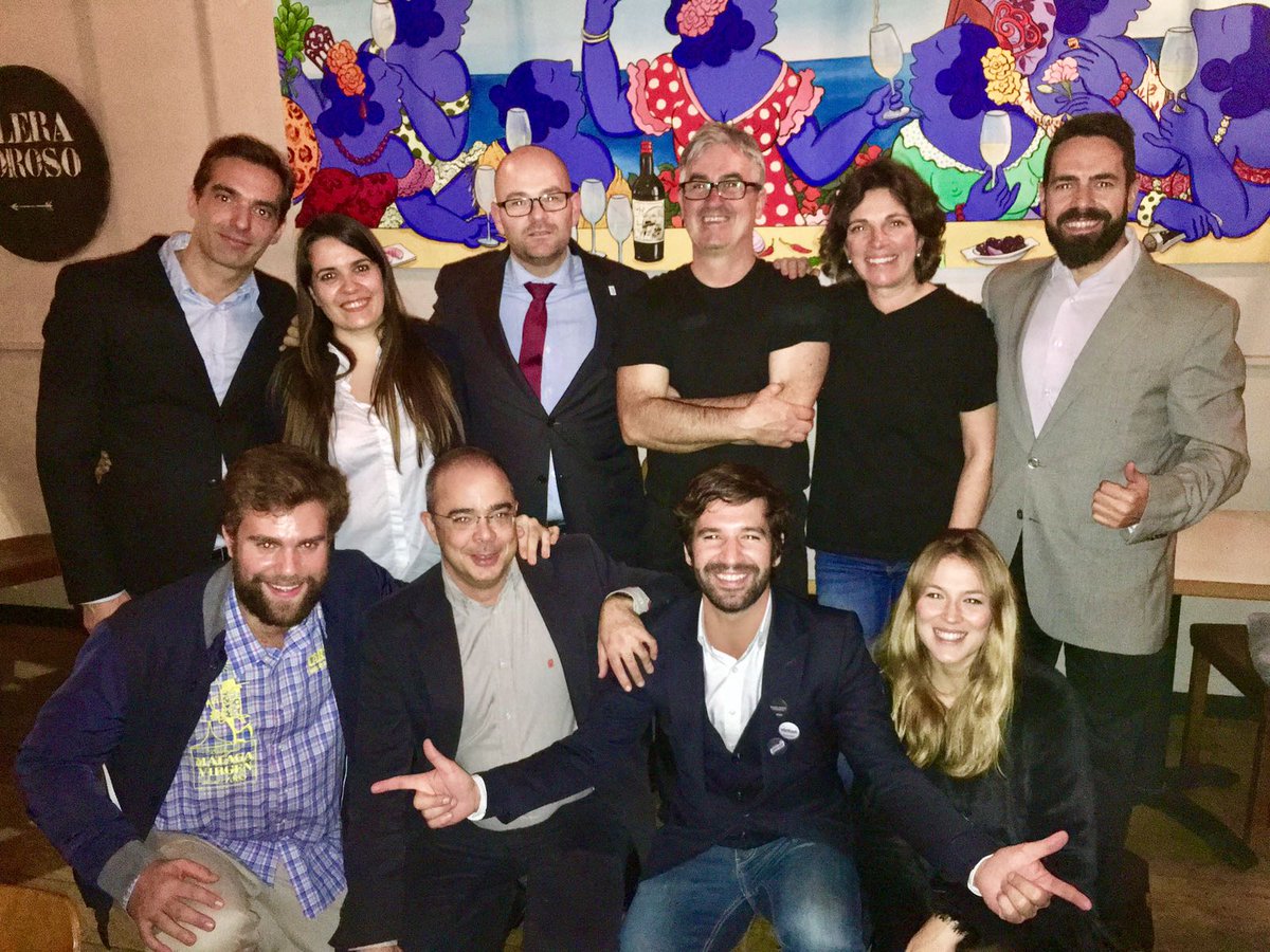 deVinosUK tweet media