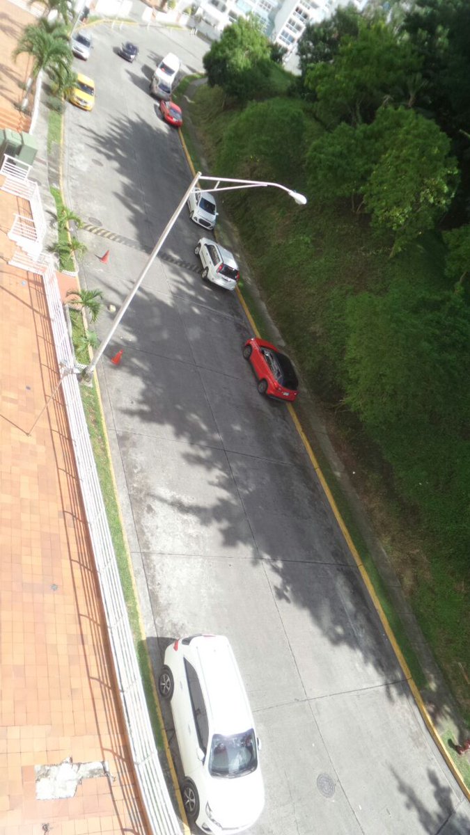 estebanivs's tweet photo. @ATTTPanama en vez d ver como ayudan con los tranques, se ponen a boleteat autos en zona RESIDENCIAL d MUY BAJO tráfico  @AlvaroAlvaradoC https://t.co/BVVes4YzOH