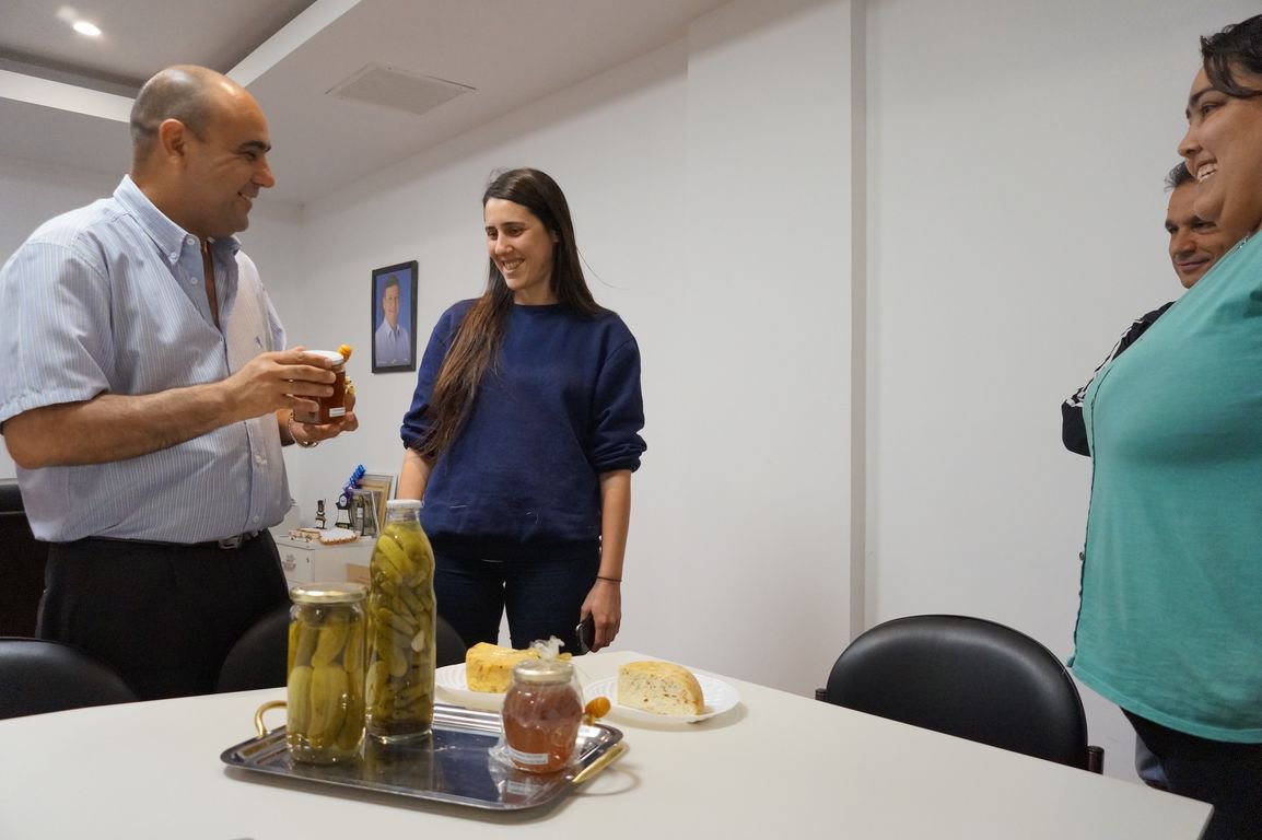 URSudoeste's tweet photo. @aldoalmiron obsequió con prod. artesanales de V.A a la Coord. del Programa #CompreSocial de @MDSNacion que brindo Cap. a la Coop. Guatex https://t.co/NHEXvkHgnF