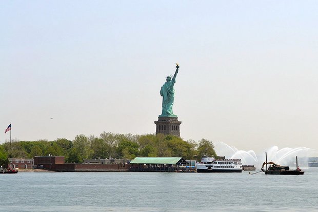 njdotcom's tweet photo. A whale was reportedly spotted in the harbor near the Statue of Liberty https://t.co/D2INQ9v4VN https://t.co/3UNNwgFiVO