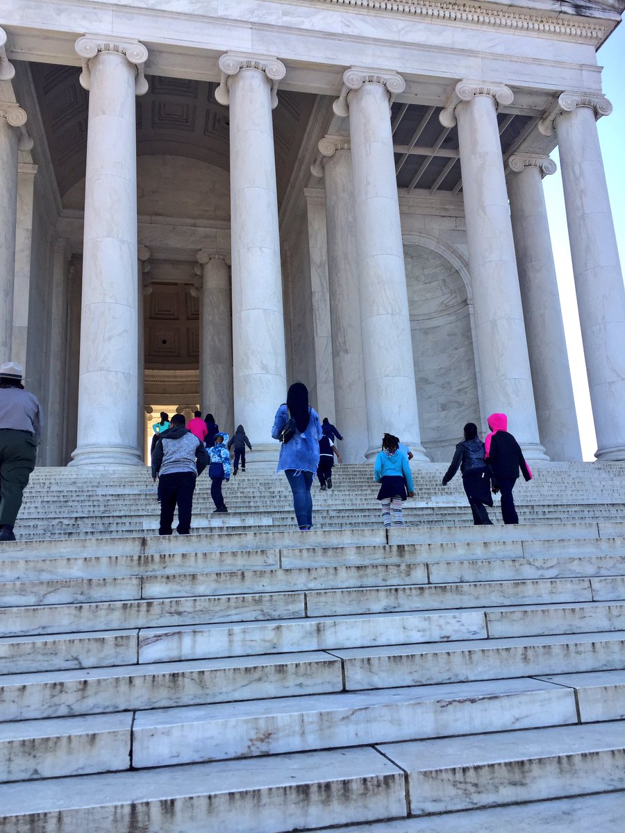 MinerElementary's tweet photo. 4th gr is learning about the Constitution today by visiting the #JeffersonMemorial! #dcpsrising #learningextensions #findyourpark https://t.co/W1lAxaB7bj