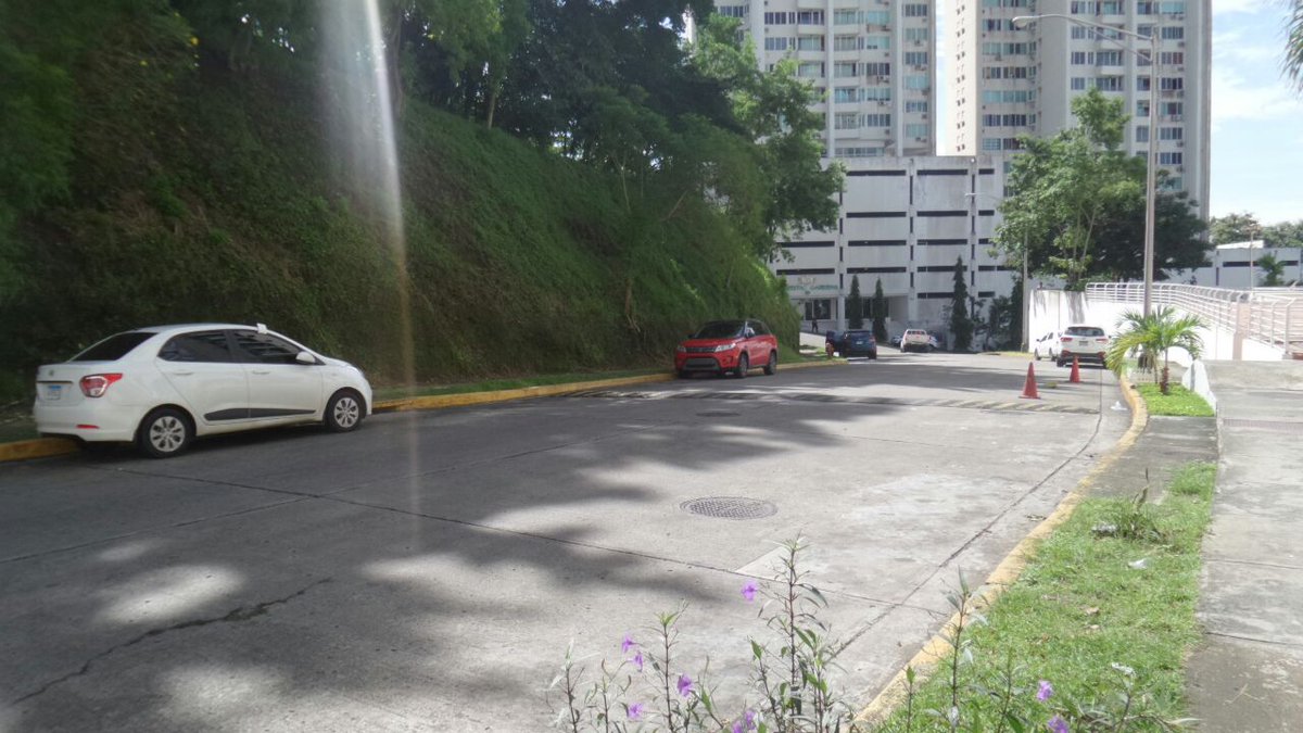 estebanivs's tweet photo. @ATTTPanama en vez d ver como ayudan con los tranques, se ponen a boletear autos en zona RESIDENCIAL d MUY BAJO tráfico  @laonetwo507 https://t.co/enClaMOhK4