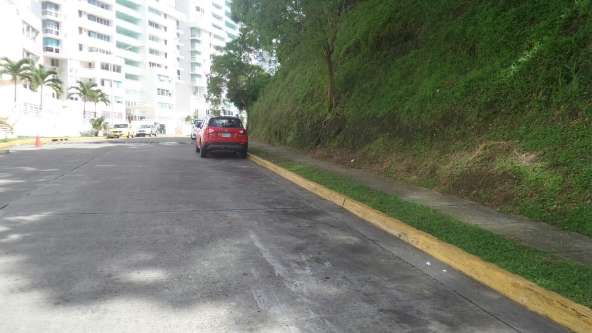 estebanivs's tweet photo. @ATTTPanama en vez d ver como ayudan con los tranques, se ponen a boletear autos en zona RESIDENCIAL d MUY BAJO tráfico  @laonetwo507 https://t.co/enClaMOhK4