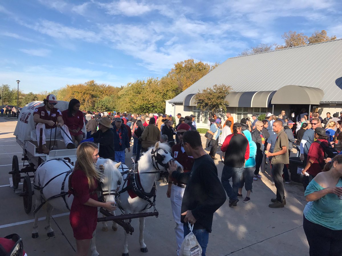 #Fansgiving 2016 is underway! #Sooners at <a href="/McIntyreLaw/">McIntyre Law</a> this morning helping distribute 5,000 turkeys.

🗓&amp; more ➡️ bit.ly/Fansgiving2016