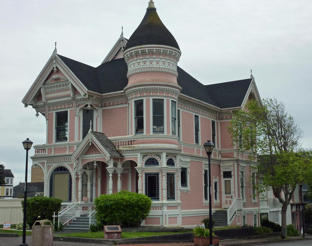 HouseP0rn_'s tweet photo. Victorian houses are so classy 💖 https://t.co/uix8o5aL5n