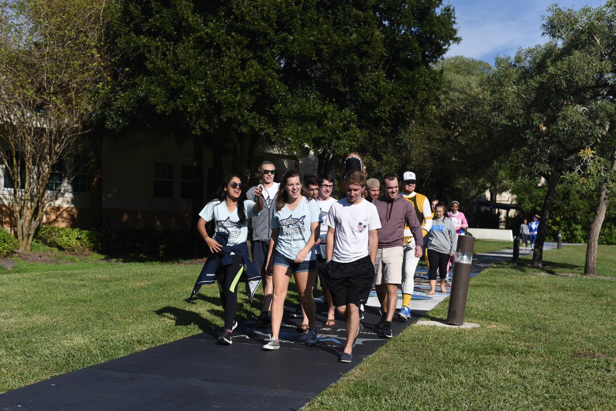 NSUFlorida's tweet photo. Sharks came out for the 1st @makorangers fun run during Homecoming! See the photos on NSU's Facebook page https://t.co/fDfgJeR33w #SharksHC https://t.co/EfJxIcvosp