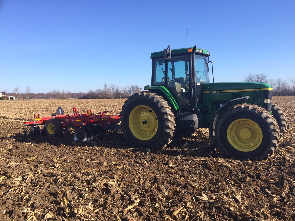 Doing something unusual today for me today. Working up some clay #farm365 <a href="/redtrac_intl/">Red Trac</a>