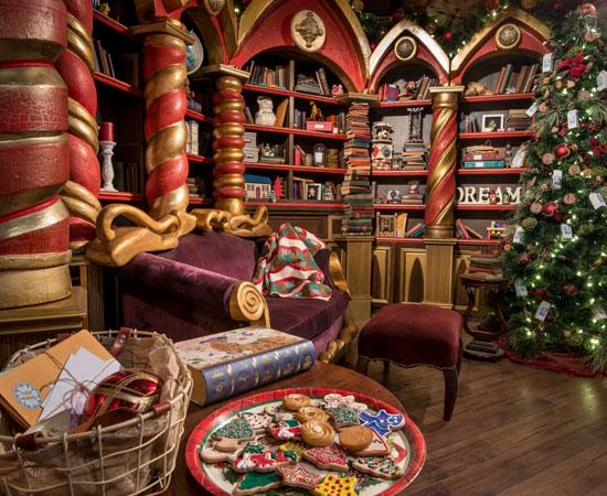 HouseP0rn_'s tweet photo. Santa's house in Alaska 🎅🎄 https://t.co/UZRxTLcY3m