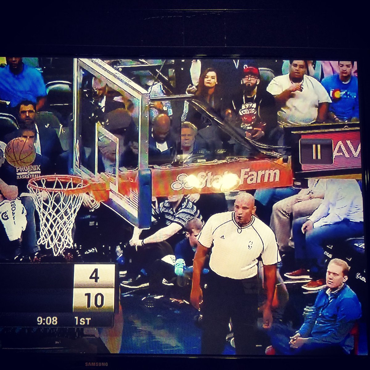 RecklessAlexis2's tweet photo. Told you I'd be on National TV ... I'm in the top right lol #basketball #NuggetsGame https://t.co/Snj8AOafp5