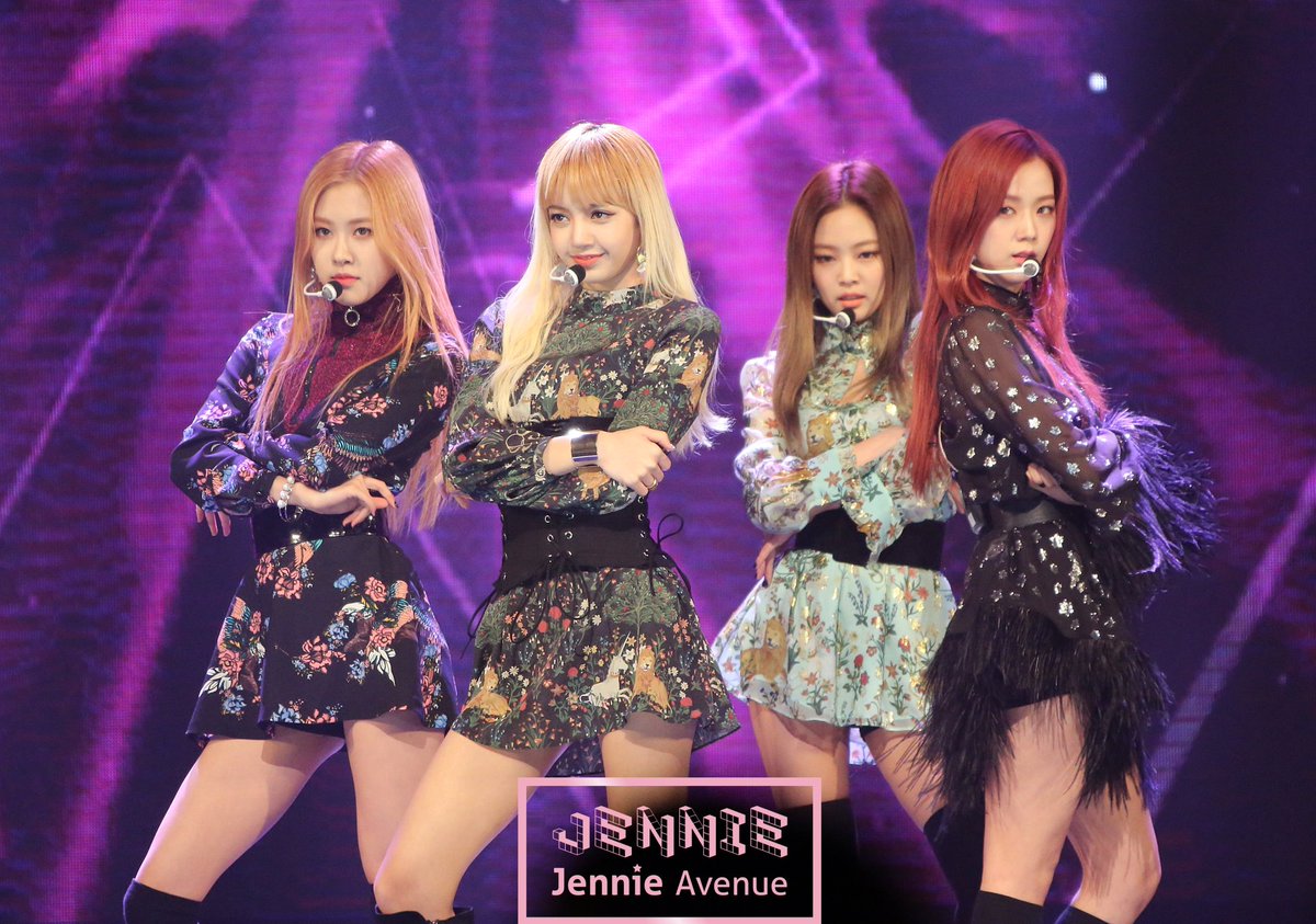 kimjisoopics_'s tweet photo. BLAKCPINK IN AAA#blackpink #AAA2016 #jisoo #Jennie #LiSA #rose https://t.co/traknO76ri