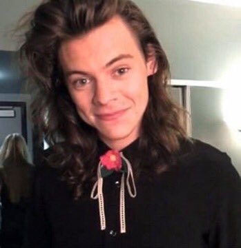 appreciatinghaz's tweet image. 🌺 pretty @Harry_Styles