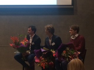 <a href="/NRP/">Nicole</a> feliciteert Thom Schreuder (mid) <a href="/TUDelft/">TU Delft</a> Architecture, met het winnen van de NRP Masterprijs! 'Geweldig om zo in de prijzen te vallen'